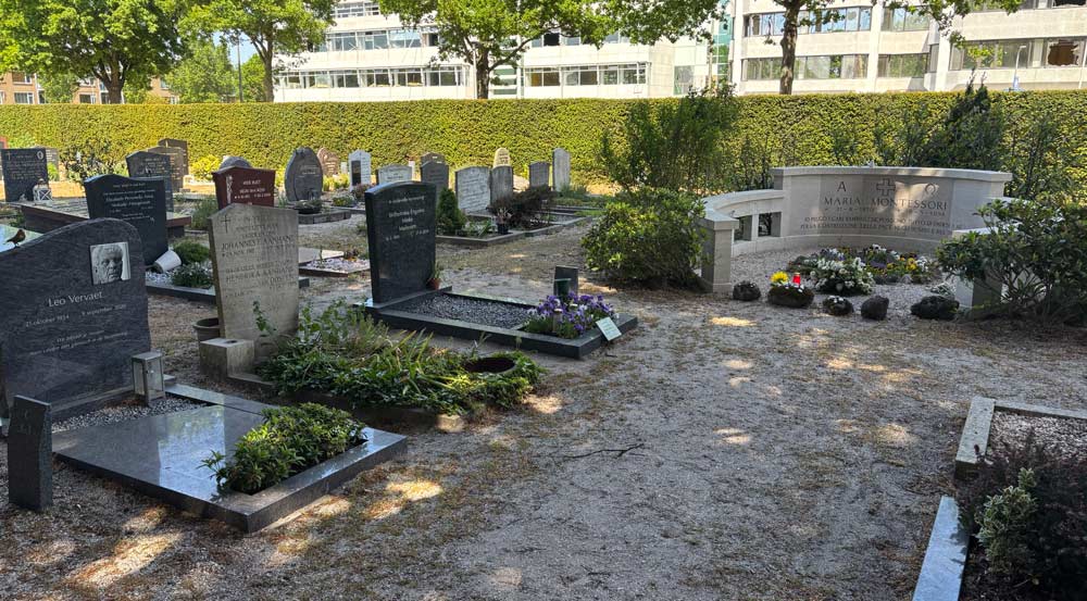 Begraafplaats gedenkteken Maria Montessori R.K. begraafplaats St. Jeroen noordwijk keuzenkamp-marcelis
