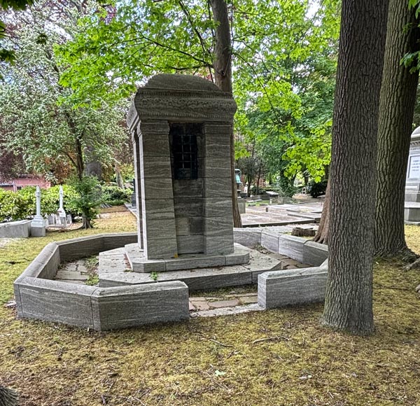 Muschelkalksteen-gedenkteken_den-haag_keuzenkamp-marcelis