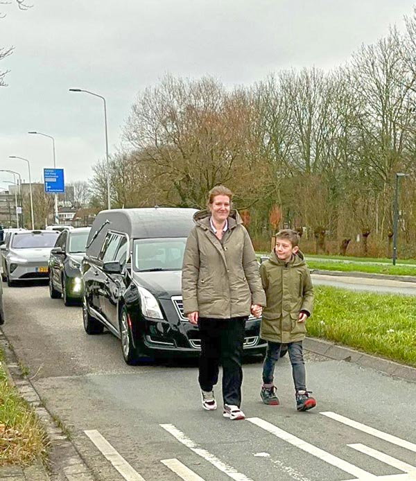 Elkie-en-Justin_rouwstoet_Keuzenkamp-Marcelis