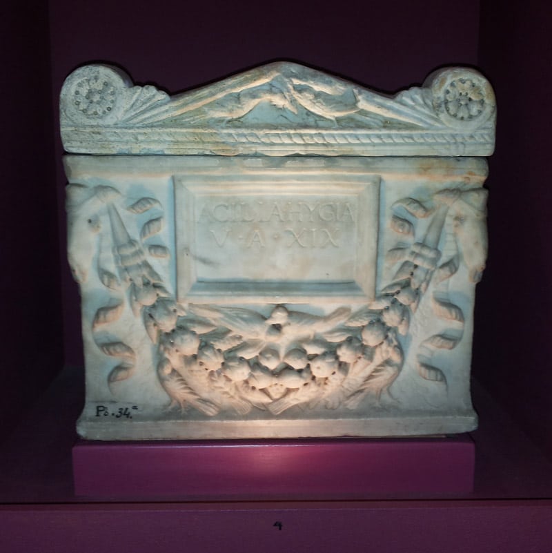 Romeinse-urn-in-museum-van-Oudheden-in-Leiden_keuzenkamp-marcelis