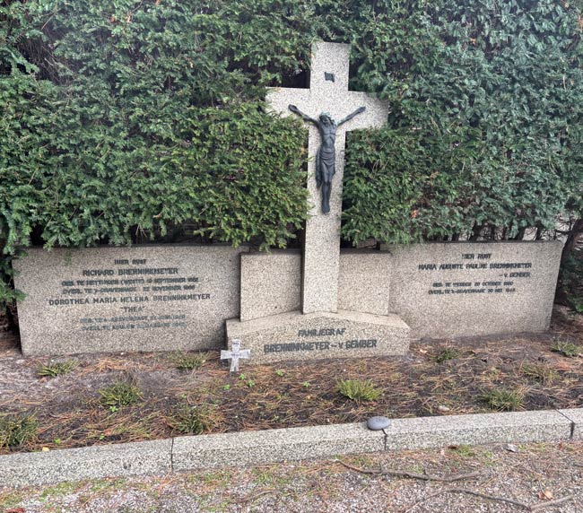 grafsteen-familie-Brennickmeyer_sint-petrusbanden_den-haag_keuzenkamp-marcelis