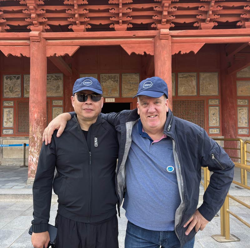 met Hong Shen bij Mogao keuzenkamp-marcelis blog mogao caves